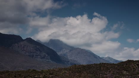 lapso de tiempo de majestuosas nubes flotando sobre la cordillera 4k