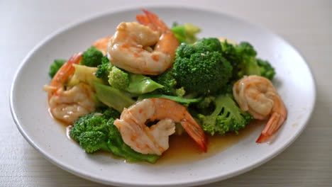 stir-fried broccoli with shrimps - homemade food style