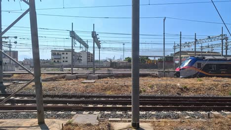 tren que pasa por la estación de tren de turín