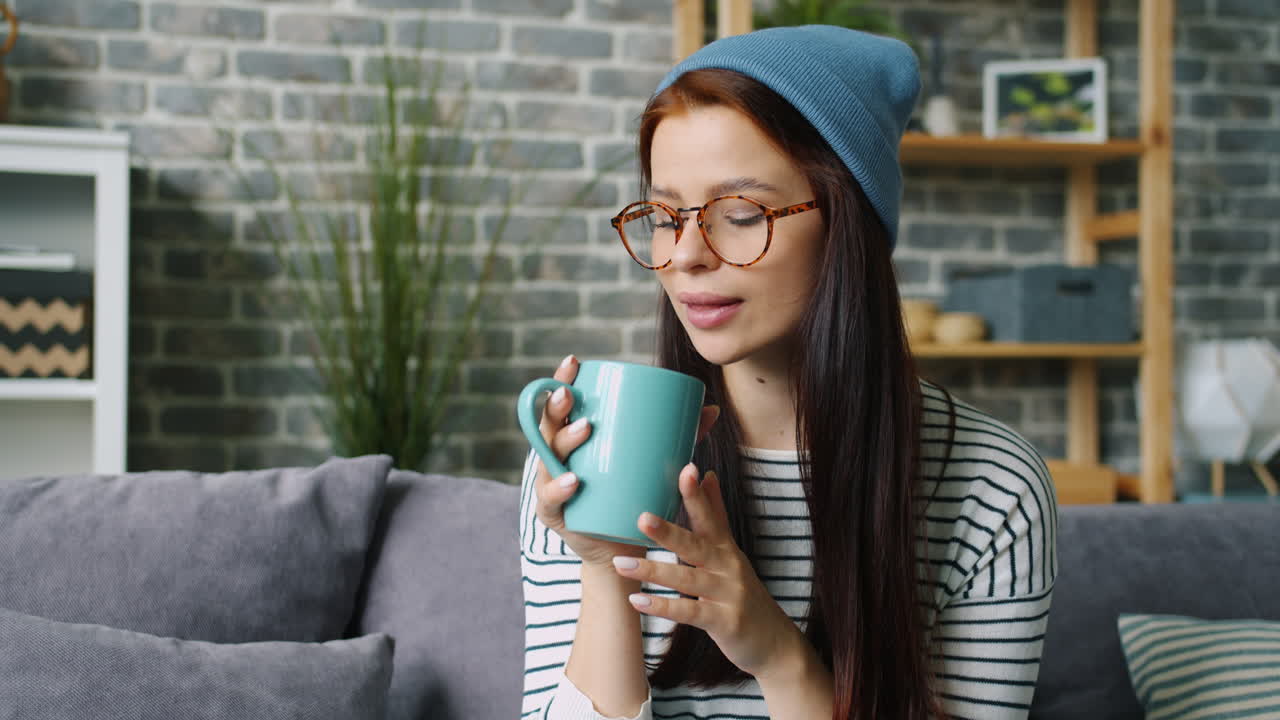 집에서 술을 즐기는 여자