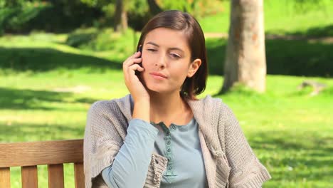 mujer joven en su teléfono móvil