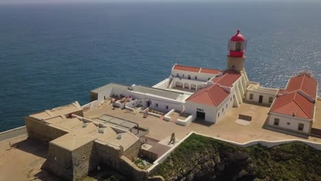 Toma-Aérea-De-Una-Torre-De-Luz-En-Algarve,-Al-Sur-De-Portugal-En-4k