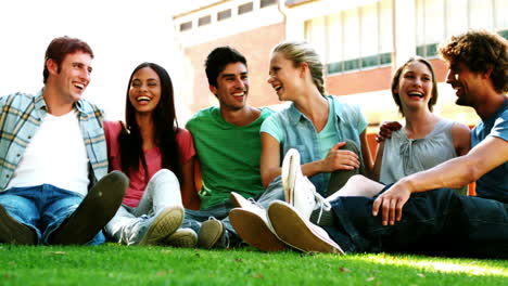 Glückliche-Studenten-Die-Zusammen-Auf-Dem-Rasen-Plaudern