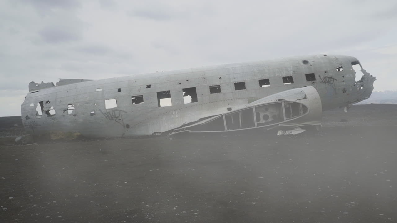 un avión abandonado en medio de un desierto brumoso