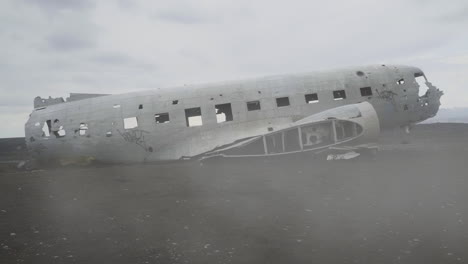 Abandoned-plane-wreck-in-the-middle-of-a-foggy-desert