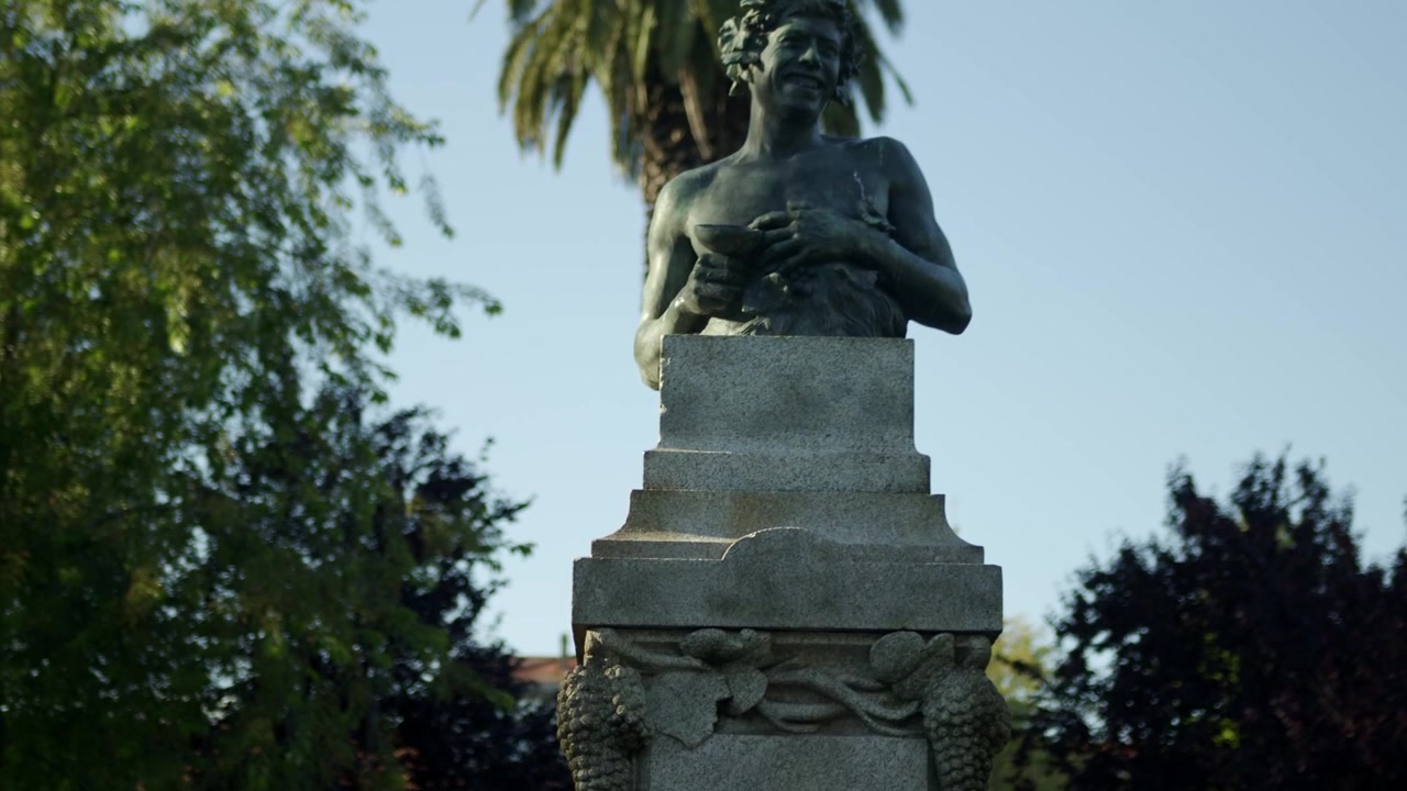 Inclinazione verso il basso su una statua in un parco a Porto