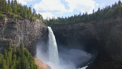 Slow-aerial-flying-backwards-from-Helmcken-Falls,-Canada