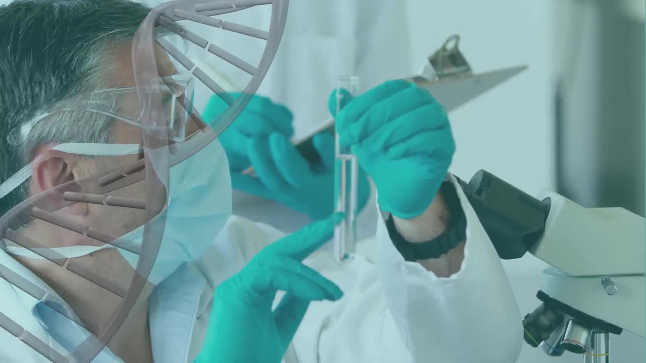 Animazione di DNA sovrapposto a tecnici di laboratorio maschi caucasici anziani con campioni