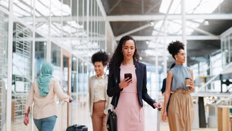 Reiseflughafen,-Telefon-Und-Gehende-Frau-Verloren