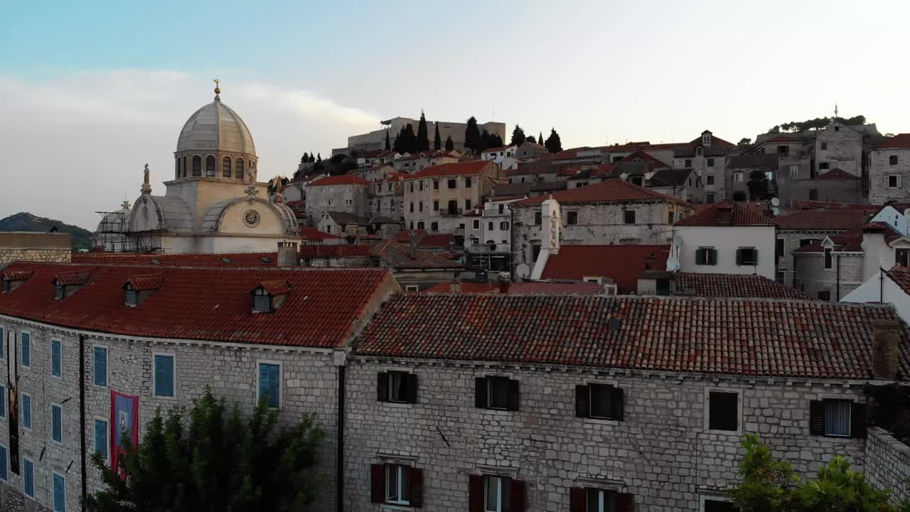Cattedrale a Sebenico, Croazia. Ripresa con drone all'alba