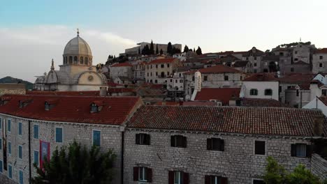 Kathedrale-In-Sibenik,-Kroatien.-Drohnenaufnahme-Bei-Sonnenaufgang