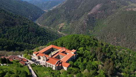 Drone-Shot-Monasterio-Santo-Estevo-De-Ribas-Del-Sil,-Ourense,-Galicia,-España,-órbita
