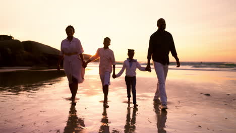 Glückliche-Familie,-Händchen-Haltend