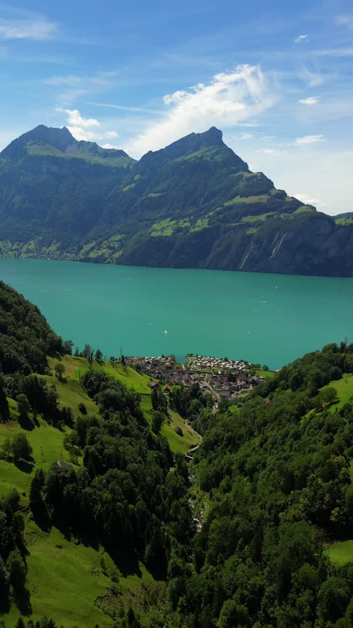 Visão aérea de drone do Lago Lucerna e da vila de Morschach, o vilarejo dos Quatro Cantões Florestados, na Suíça Central