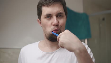 hombre cepillándose los dientes