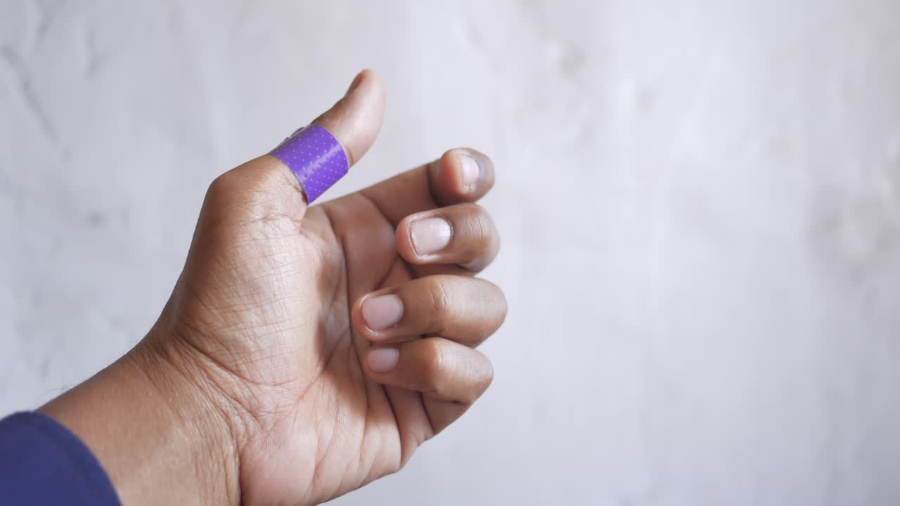 vendaje adhesivo azul en la mano,