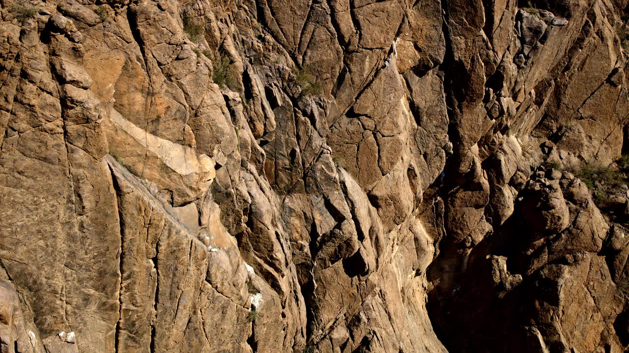 놀라운 드론 은 바위 표면에서 사구아로 토로 인 산으로 기울어집니다.