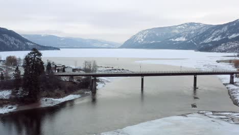 Winter-Wonderland:-Vista-Aérea-Del-Puente-Sobre-El-Río-South-Thompson-Y-El-Pequeño-Lago-Shuswap-En-Chase,-BC