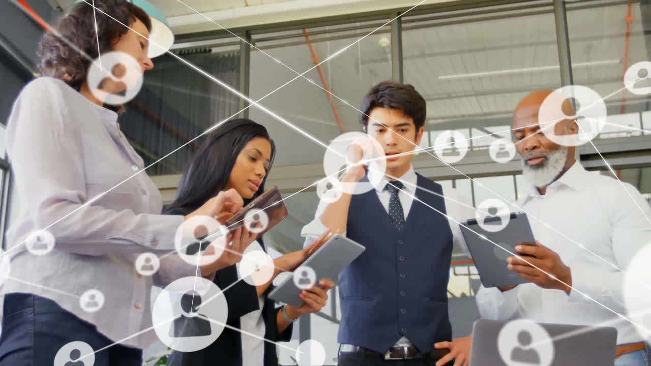 사무실에서 다양한 사업가들과의 아이콘과의 연결 네트워크의 애니메이션