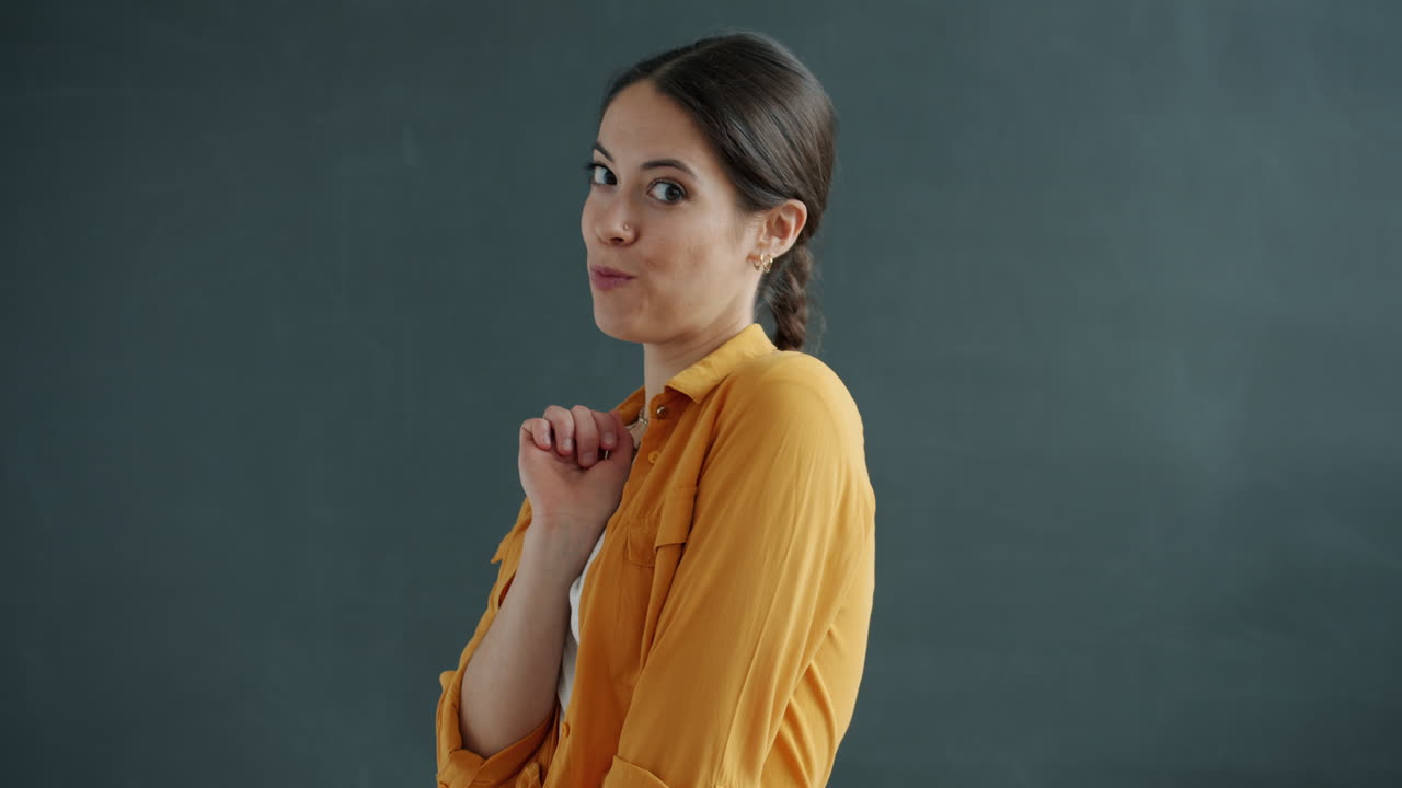 una mujer con una expresión sorprendida.