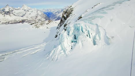 volando por encima, un dron captura la belleza serena de un pico de montaña cubierto de nieve