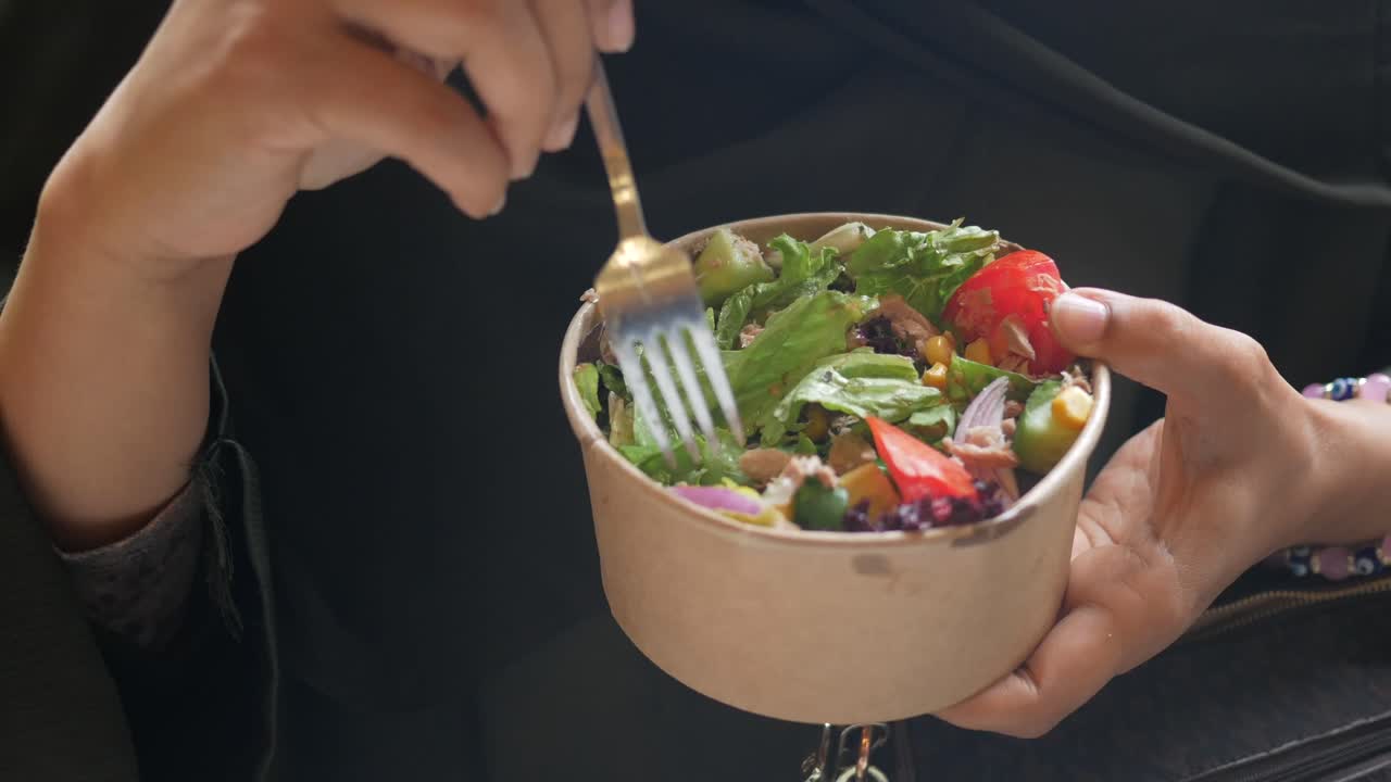 건강한 러드를 먹는 여자