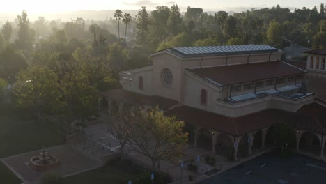 aerial de la iglesia de la hora dorada cinematográfica