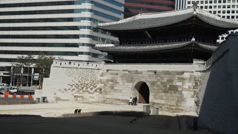 personas que ingresan a la histórica puerta sungnyemun durante el día