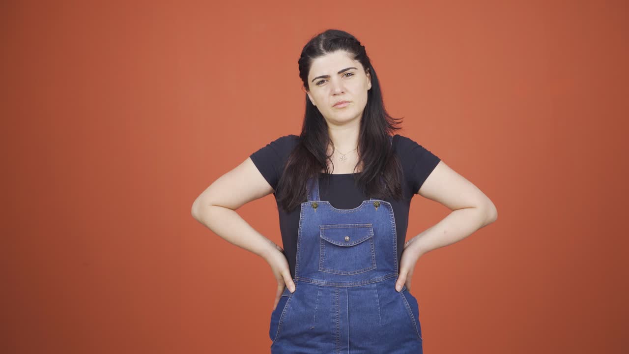 둔한 표정으로 카메라를 보는 여자.