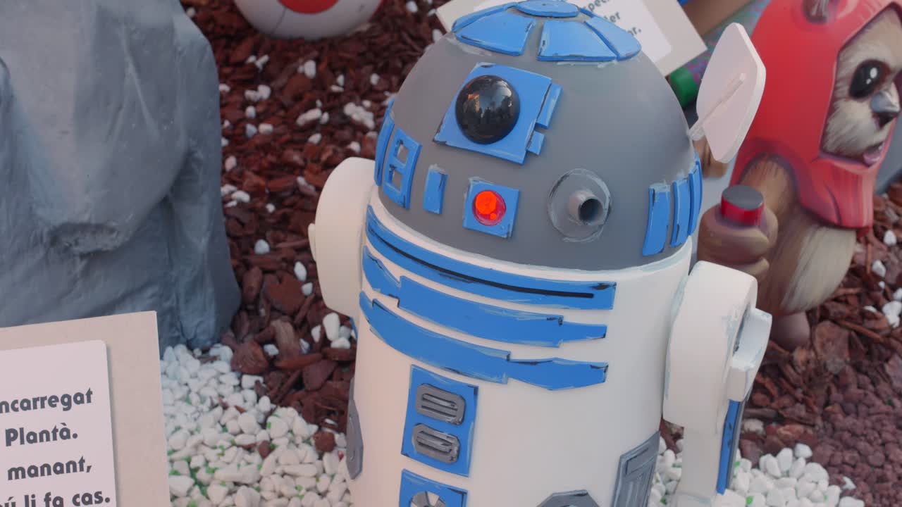 figuras hechas por el hombre basadas en star wars en valencia fallas - fiesta popular en la comunidad valenciana de benicarló en españa