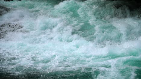 Agua-Del-Río-De-Montaña-Con-Primer-Plano-En-Cámara-Lenta