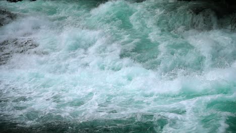 agua de río de montaña con un primer plano en cámara lenta