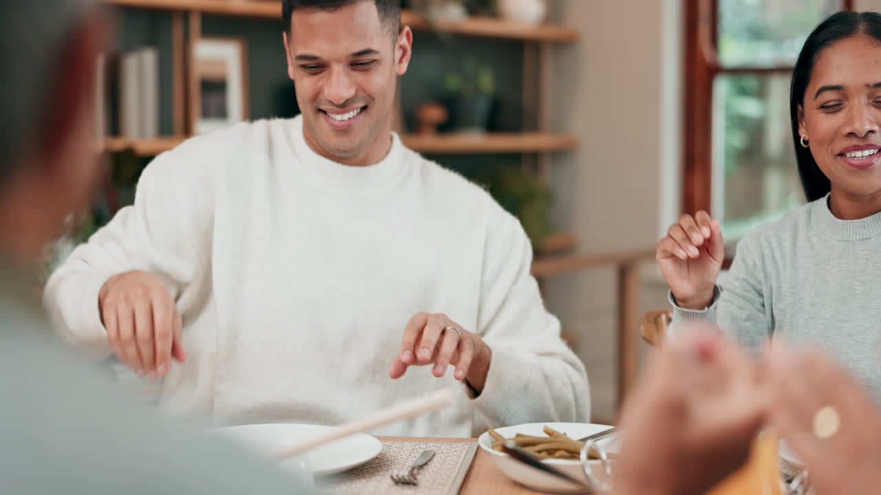 rezando, el hombre y la familia por comida en la casa