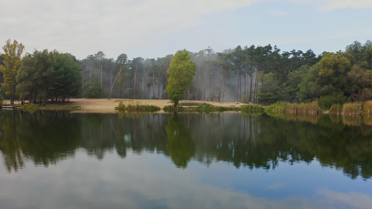 Fumo nella foresta vicino al lago