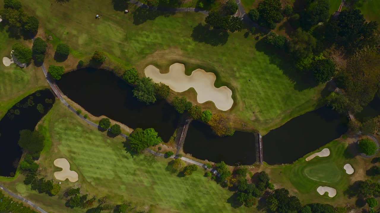 메트로 마닐라 필리핀의 그린힐스 골프 앤 컨트리 클럽은 호수 꼭대기 전망을 캡처하는 드론 영상을 촬영합니다.