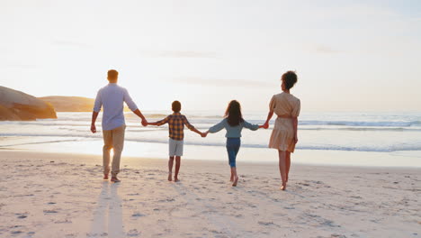 Espalda,-Tomados-De-La-Mano-Y-Familia-Con-Puesta-De-Sol