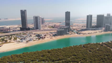 panorámica aérea a la izquierda del paisaje de la isla de al reem