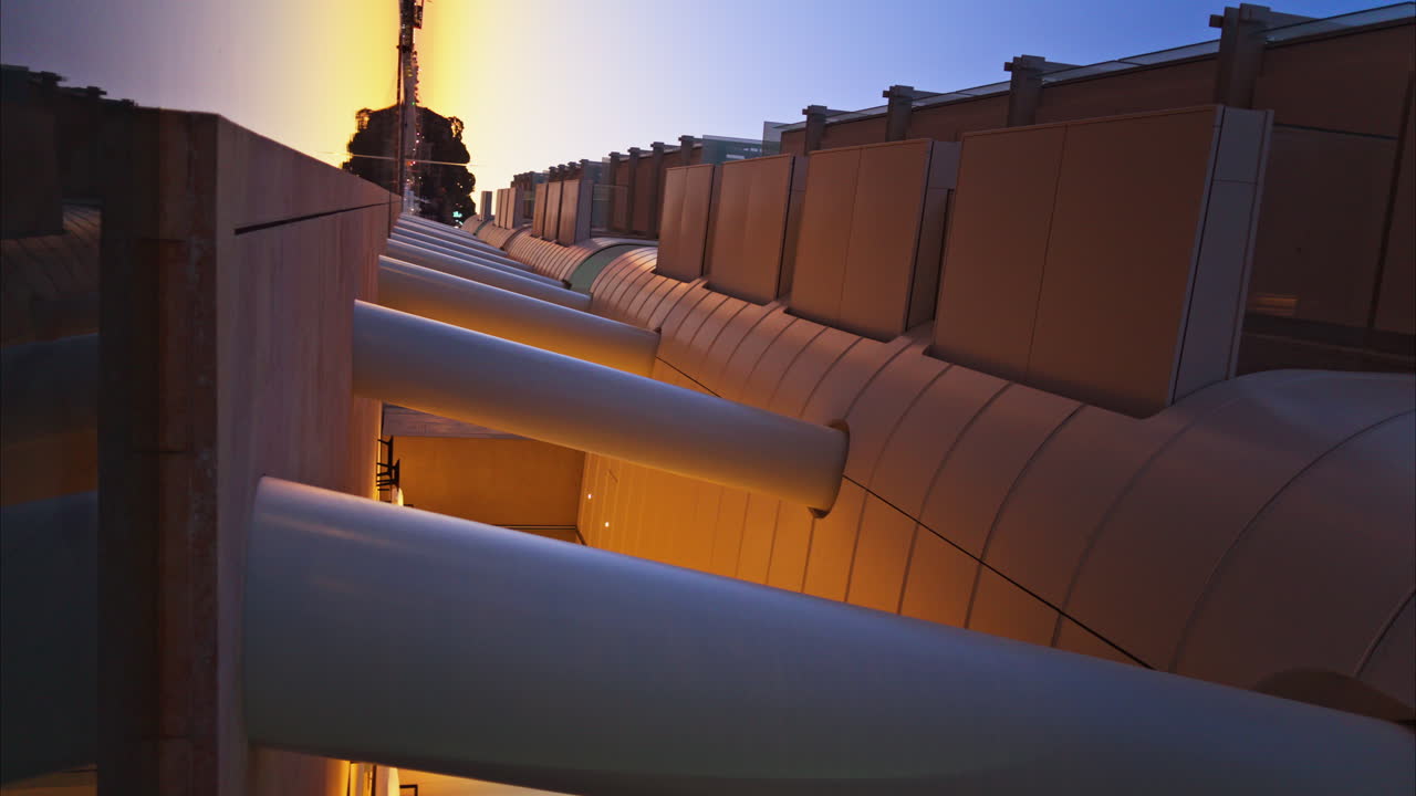 Primo piano di un edificio nel nuovo quartiere residenziale Mareterra a Monaco di sera. Verticale