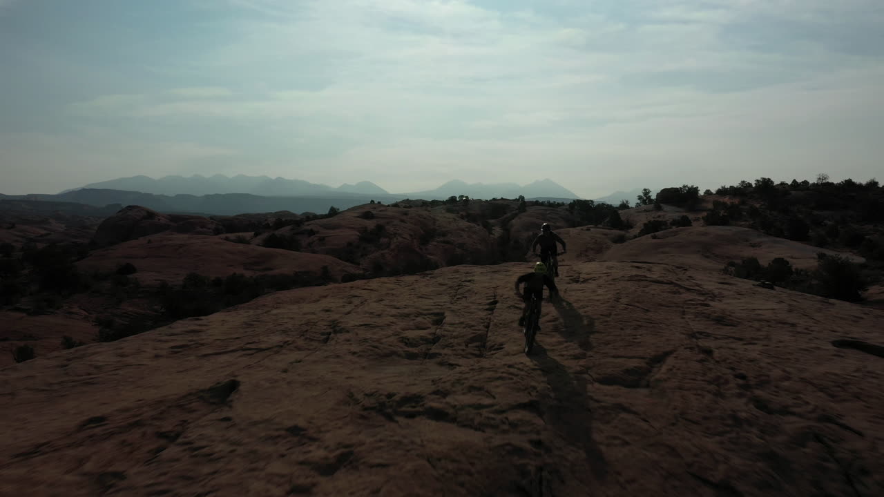 새로 올라온 각 봉우리는 무언가를 가르 ⁇ 니다.