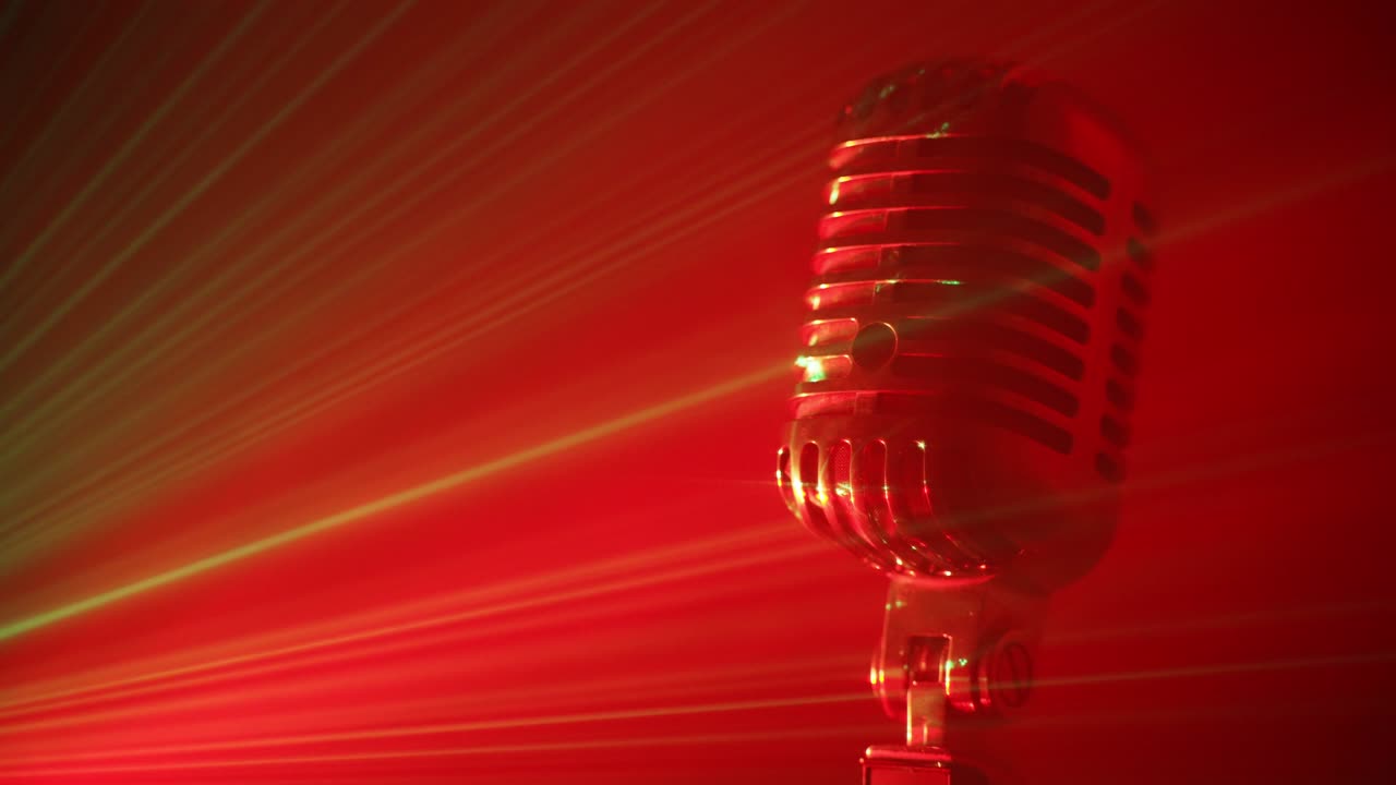 무대 디스코 조명과 안개를 가진 레트로 마이크 라이브 퍼포먼스 또는 카라오케 컨셉