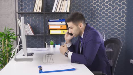 Empresario-Estresado-Trabajando-En-La-Oficina-Y-Hablando-Por-Teléfono.