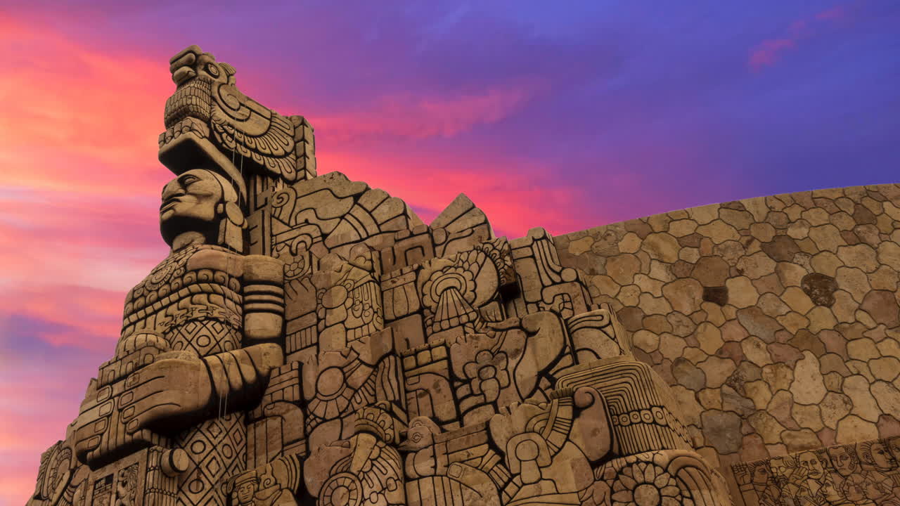 멕시코 유카탄 메리다의 파세오 데 몬테호(paseo de montejo)에 있는 조국 기념비를 일출 때 밀어 넣는 시네마그래프