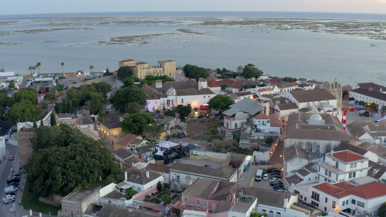 Architettura della città di Faro e vista aerea sulla laguna Ria Formosa, Portogallo