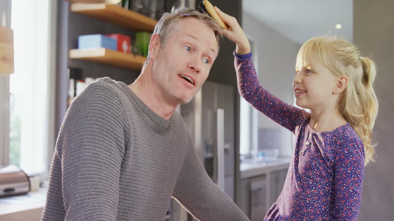 Glad pige kæmmer fars hår 4k