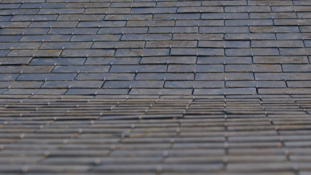 tejas de techo entrelazadas de la casa residencial