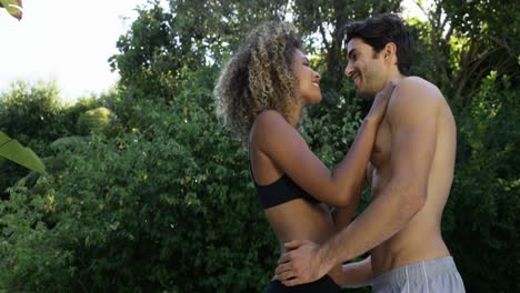 una pareja romántica abrazándose