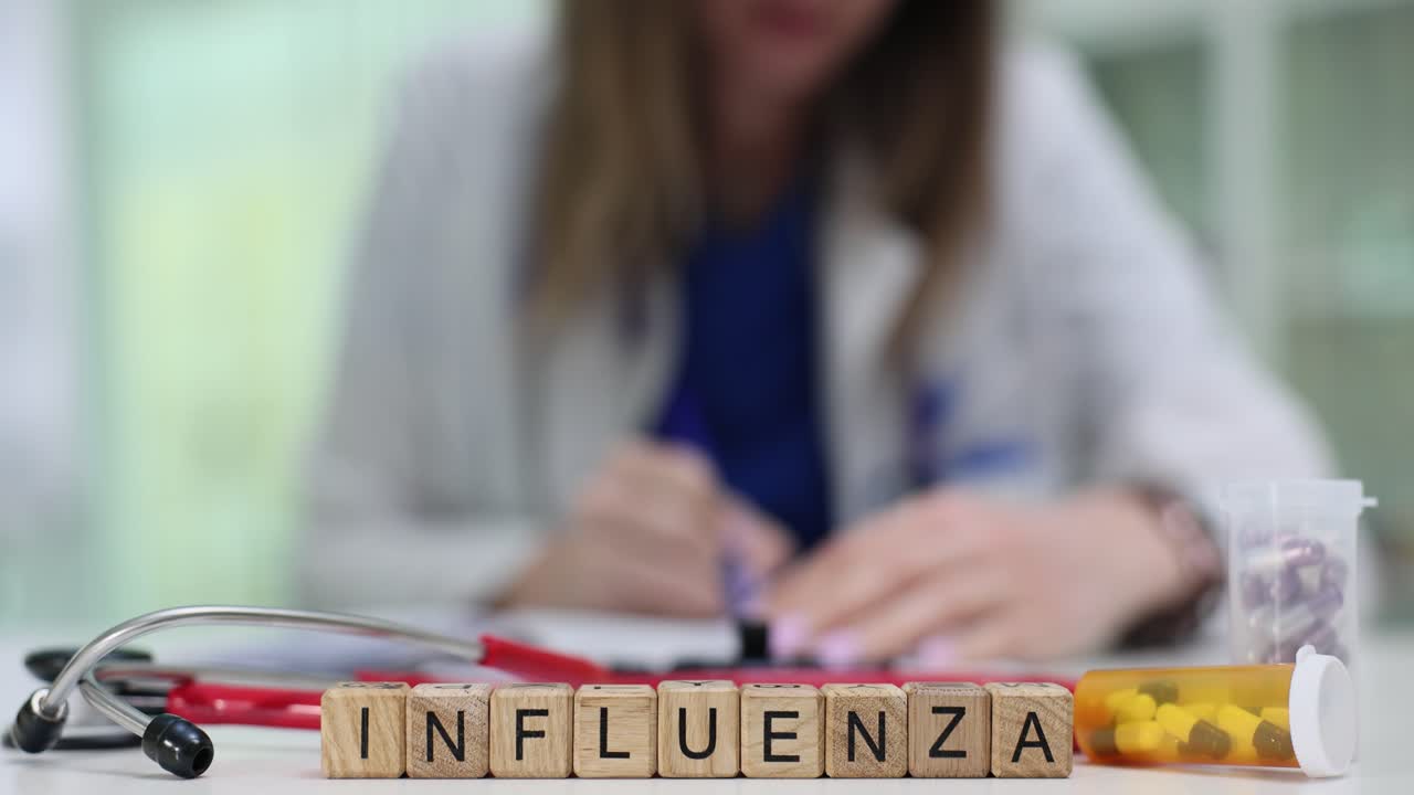 Doctora selecciona cuidadosamente medicamento adecuado en la mesa