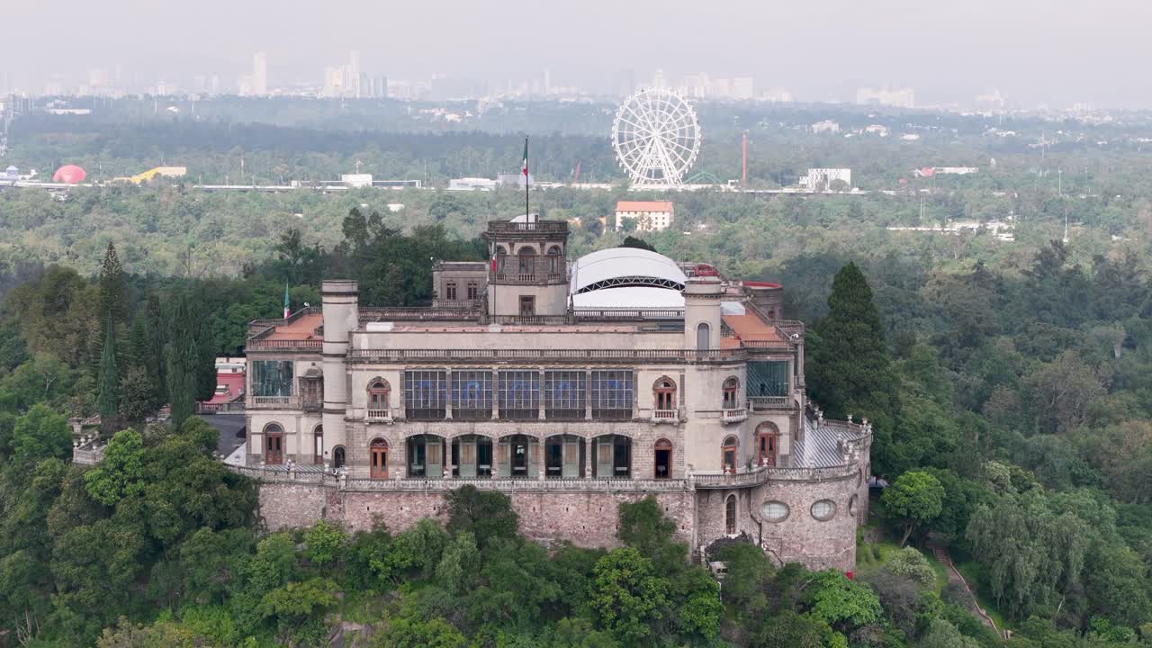 Frontal shot of castillo de Chapultepec in mexico city