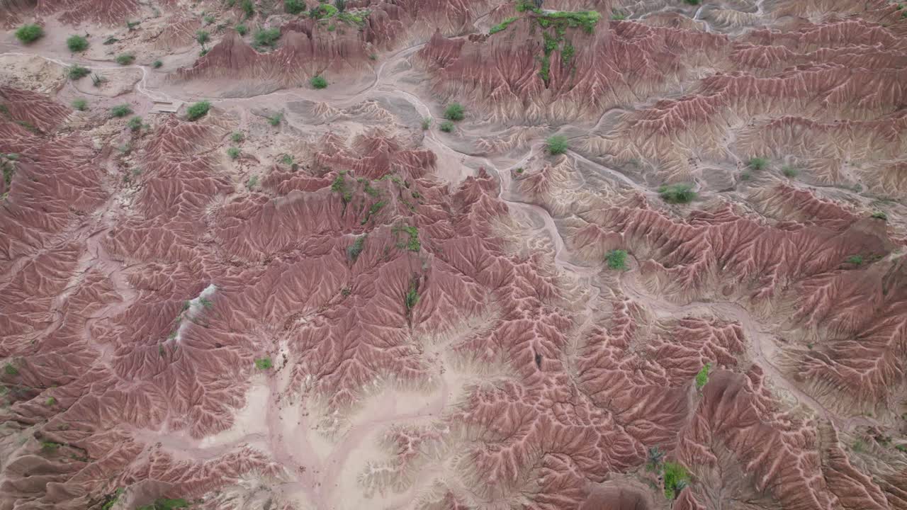 vista aérea del terreno del desierto rojo en el desierto de la tatacoa en colombia