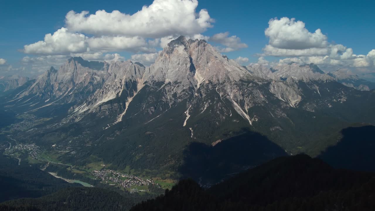 Översiktsbild från luften av Mount Rite i Dolomiterna, Italien, 4K drönarvy.